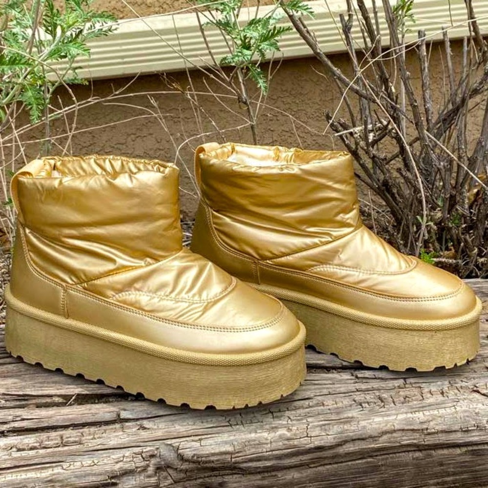 Charlotte Russe, Faux Fur, Gold Metallic Platform Winter Boots Sz 10. Brand New